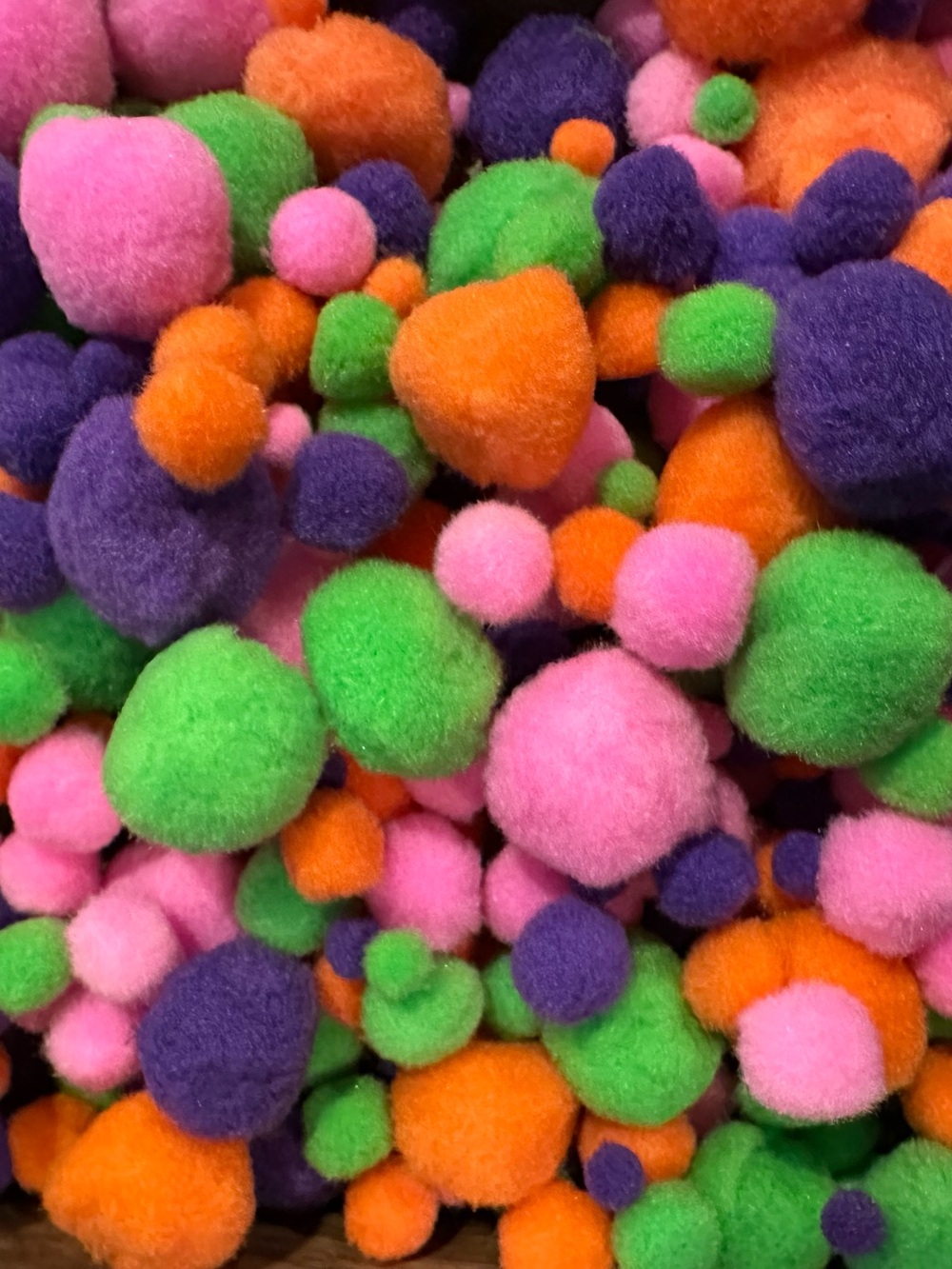 Pompoms • hundreds! • fun for crafts or for kids • sorting toy - Picture 2 of 3